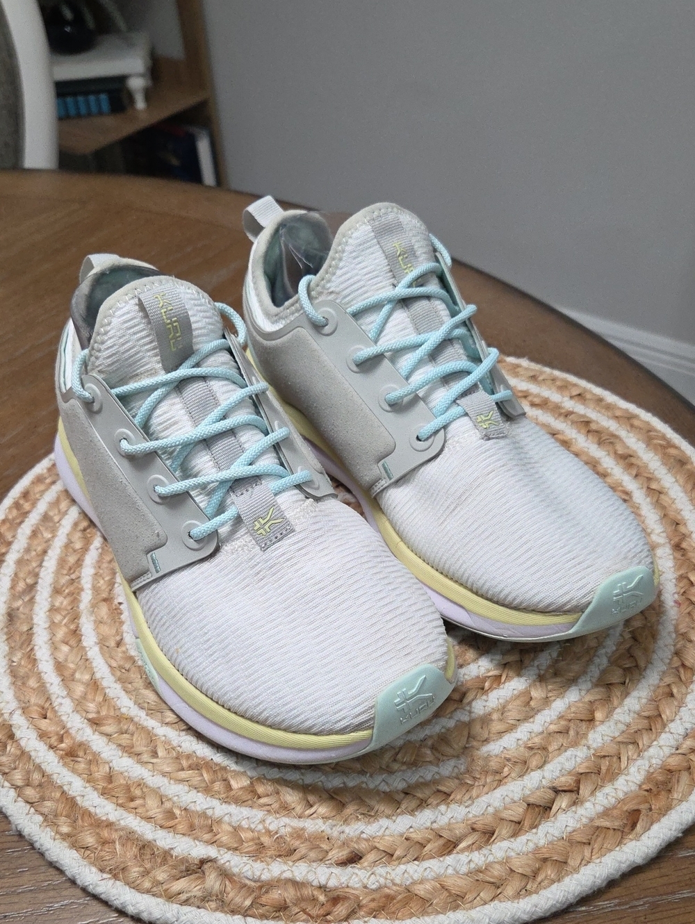 KURU Atom Womans 9.5 White Ice Blue Plantar Fasciitis Arch Support